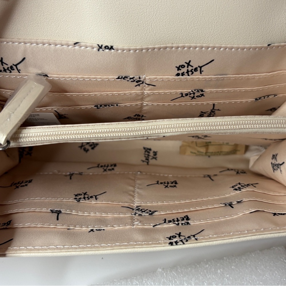 Betsy Johnson XOSybilg Gummy Bear Crossbody - Picture 7 of 13